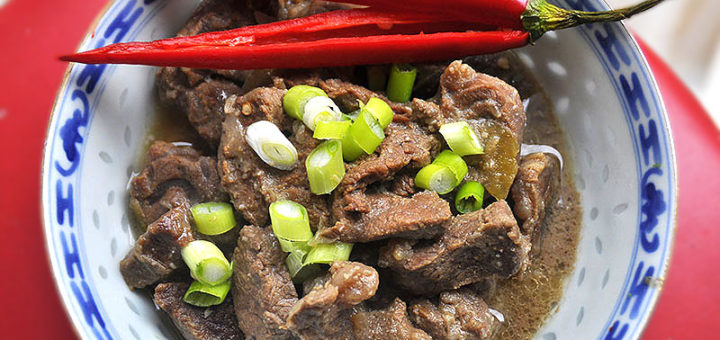 Boendoe daging rundvleesgerecht uit Makassar in Chinees schaaltje