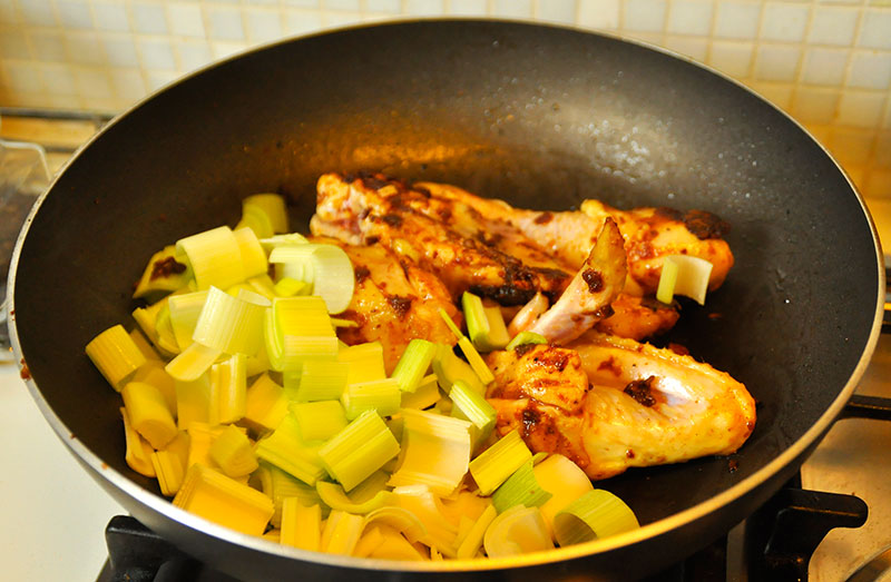 Kip met Taotjo met prei