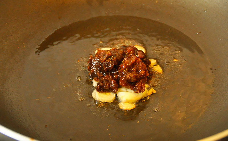 Taotjo aanbakken in de pan