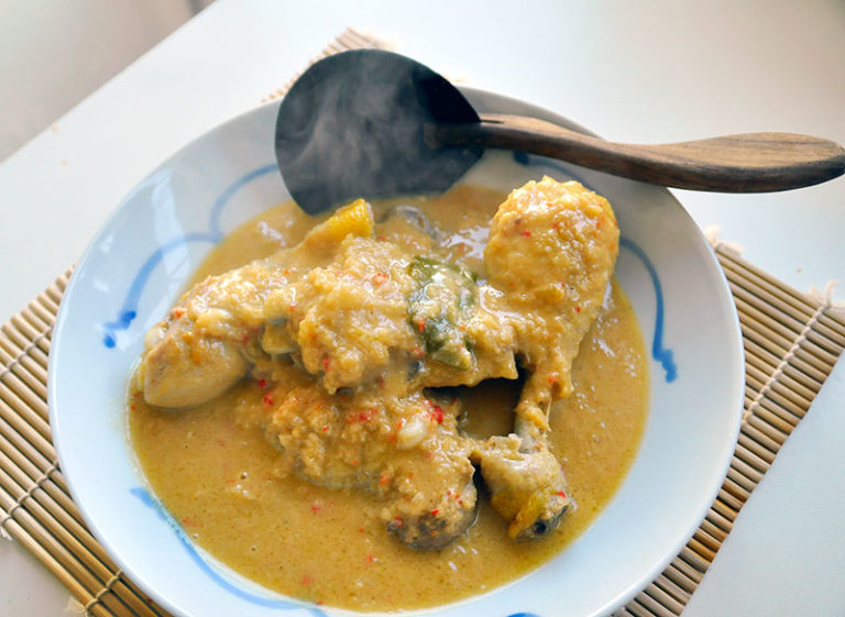 Roedjak van Kip Kip in bouillon van Kokosmelk met Citroenblad