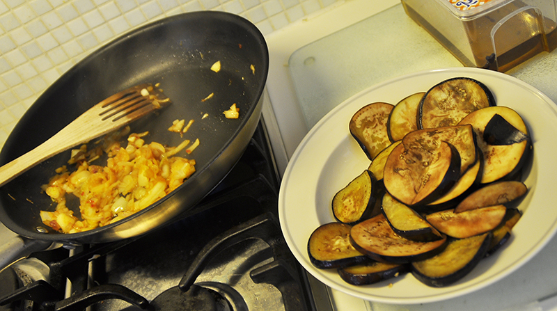 Aubergine even kort bakken, niet helemaal gaar