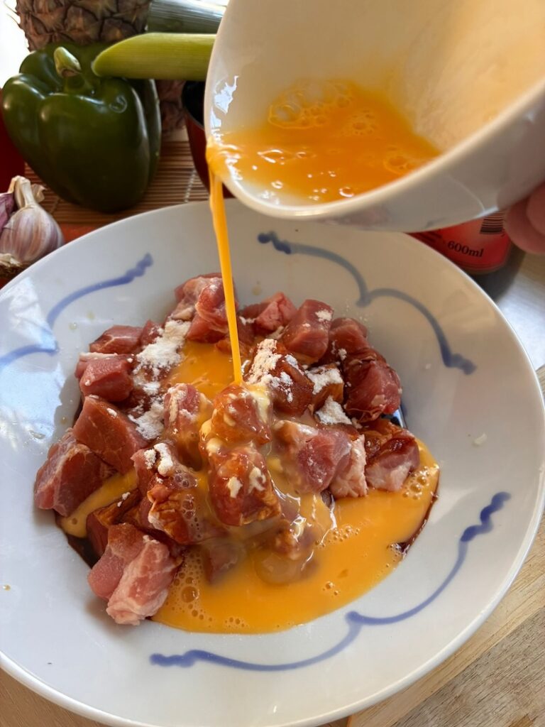 zoet-zuur varkensvlees met ananas marinade met ei
