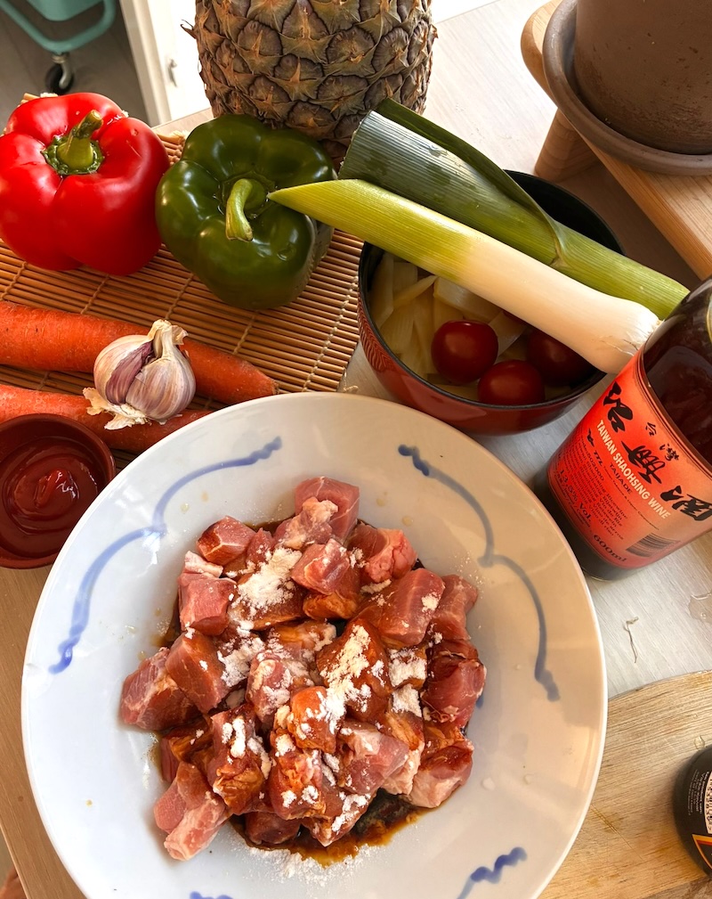 zoet-zuur varkensvlees met ananas marinade