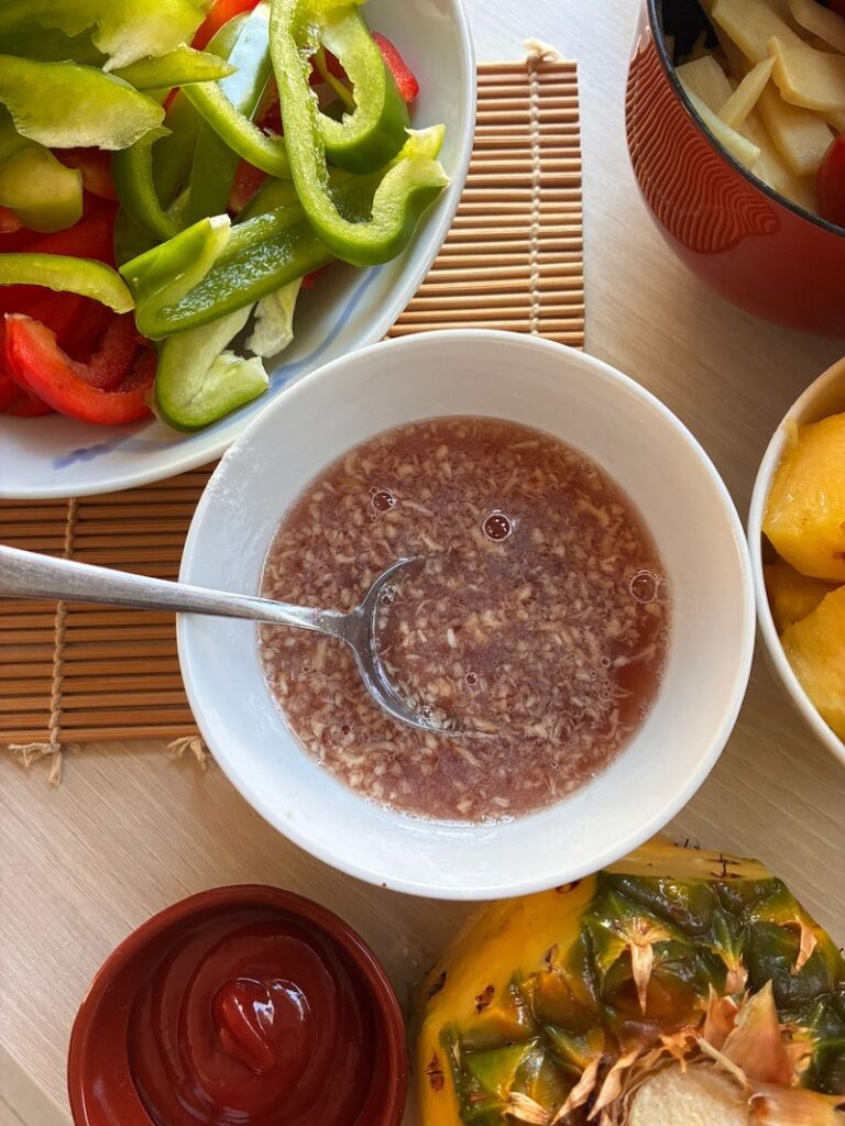 zoet-zuur varkensvlees met ananas knoflook dressing