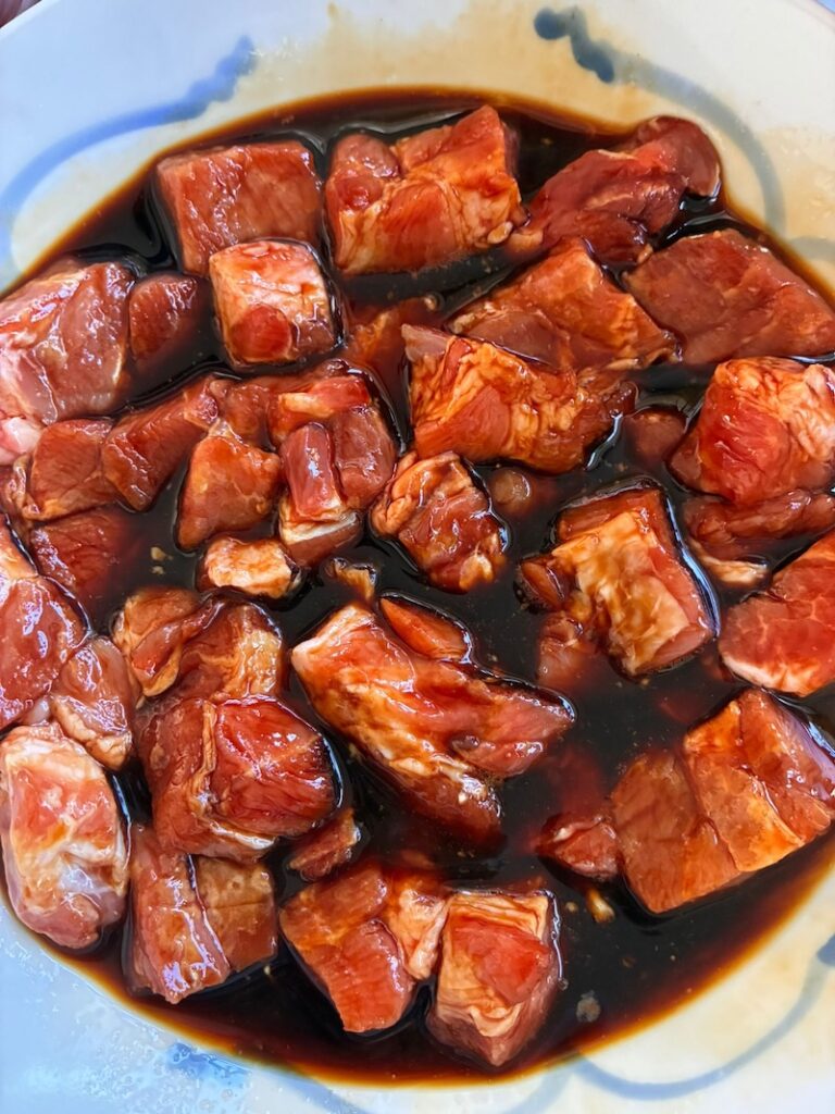 zoet-zuur varkensvlees met ananas marinade met ketjap en sherry