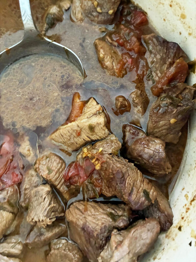 Lamsvlees in ketjap met tomaat