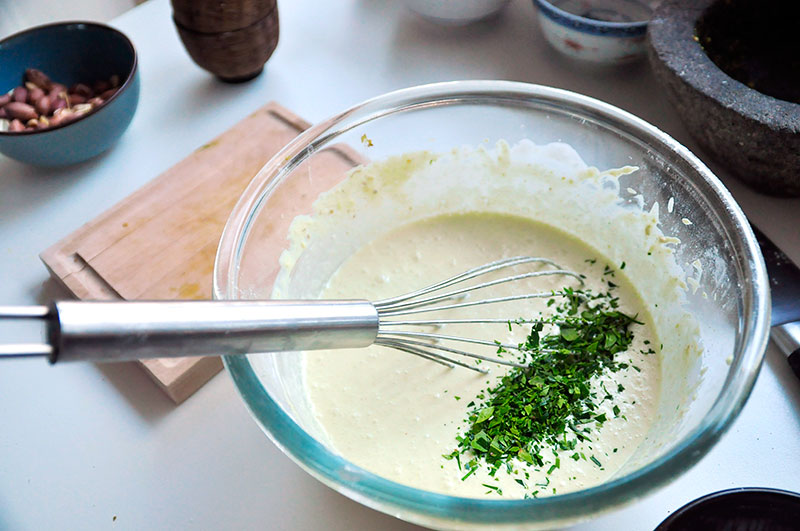 Beslag voor rempeyek met djeroek poeroet erdoor