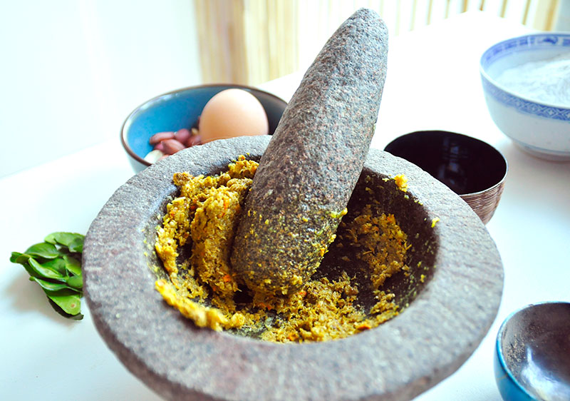 Cobek of vijzel met de boemboe voor rempeyek