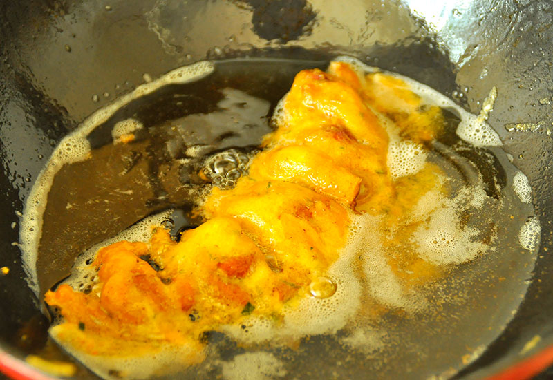 Rempeyek frituren in de pan