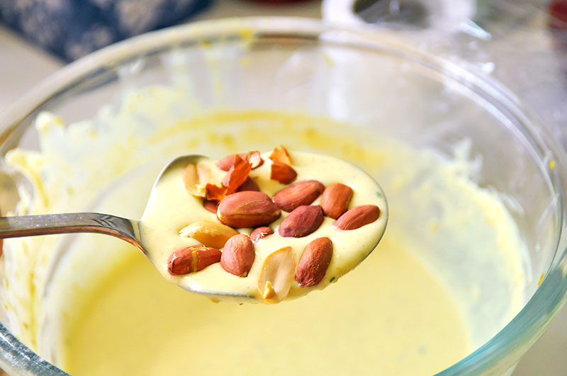 Beslag voor rempeyek met volle lepel pinda's