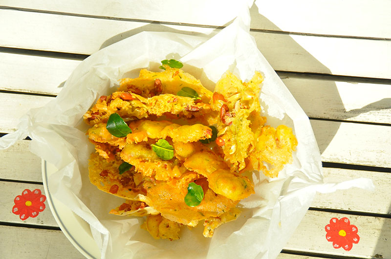 Rempeyek in schaal met wit bakpapier