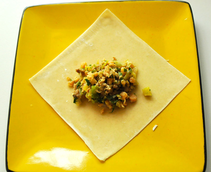 Gekookte pangsit soep -vouwen dumplings stap 1