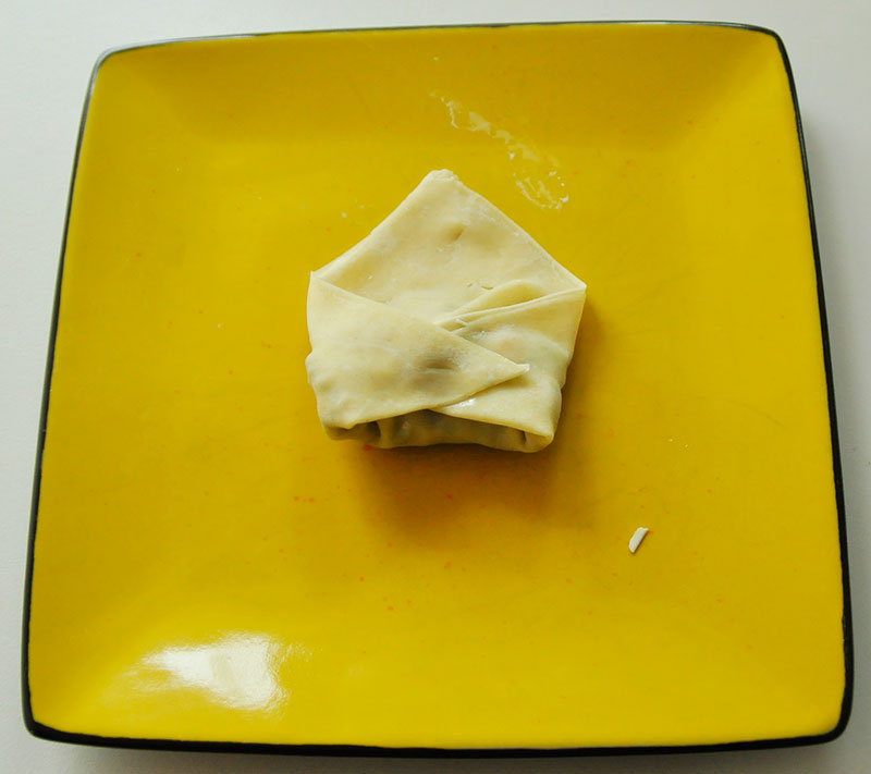 Gekookte pangsit soep -vouwen dumplings stap 3